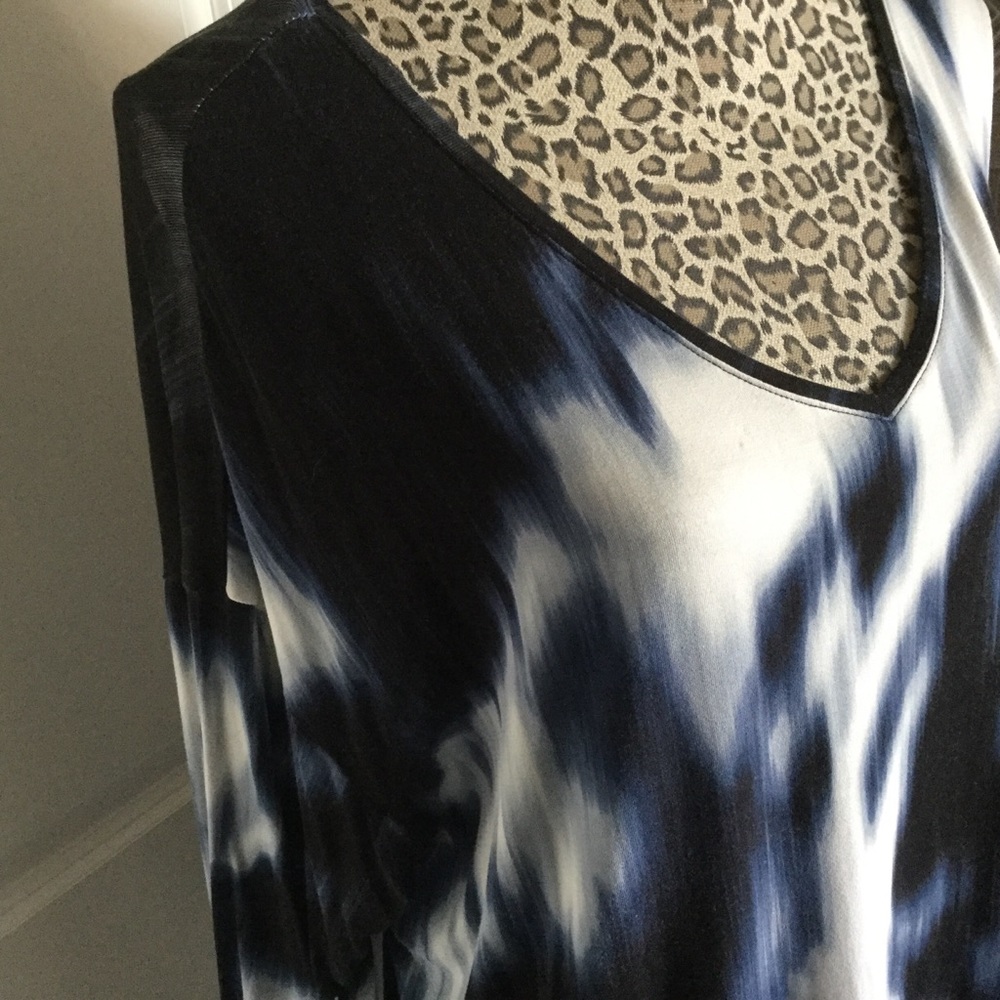 Blurred Blues Top - Picture 2 of 4